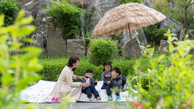 파라솔 아래 아이들과 함께 김포 한강센트럴자이 단지 내에서 즐거운 피크닉을 즐기는 입주민. 자이매거진, 비욘드아파트먼트, 인터뷰