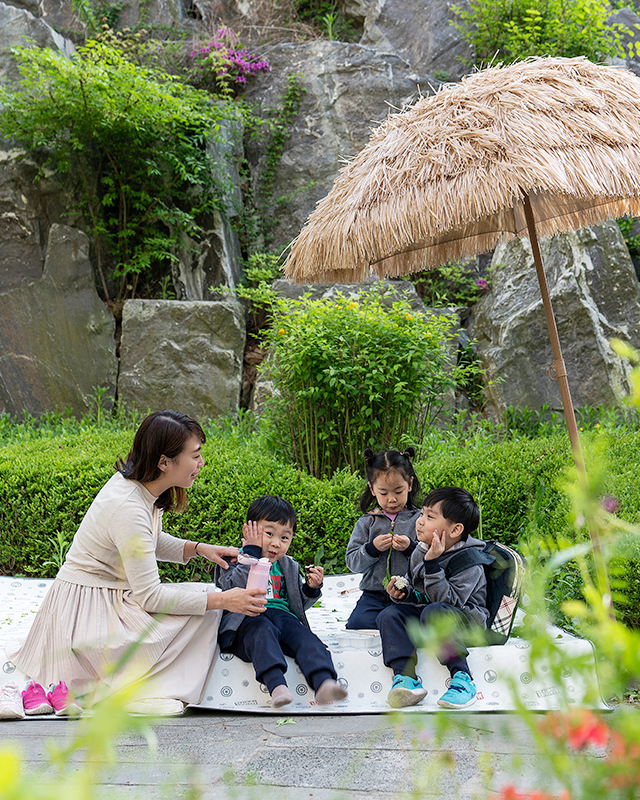 파라솔 아래 아이들과 함께 김포 한강센트럴자이 단지 내에서 즐거운 피크닉을 즐기는 입주민. 자이매거진, 비욘드아파트먼트, 인터뷰
