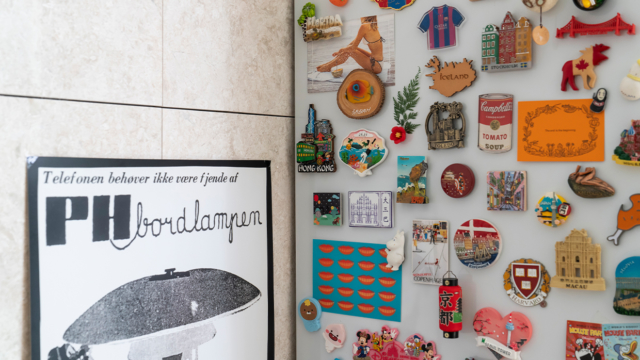 캐나다, 미국, 일본, 마카오 등 다양한 여행지에서 구입한 각양각색의 마그넷과 엽서로 장식한 벽면 - 자이 매거진, 비욘드 아파트먼트, 신촌그랑자이