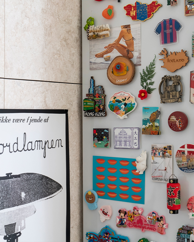캐나다, 미국, 일본, 마카오 등 다양한 여행지에서 구입한 각양각색의 마그넷과 엽서로 장식한 벽면 - 자이 매거진, 비욘드 아파트먼트, 신촌그랑자이