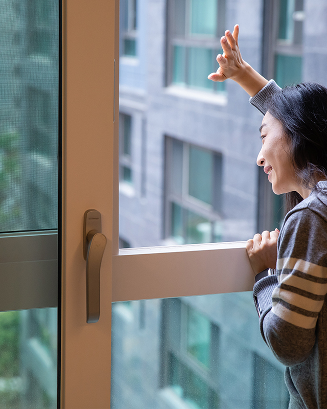 자이 아파트 브랜드 매거진-비욘드 아파트먼트-하교, 하원하는 자녀들에게 손을 흔들어주는 엄마의 모습. 고덕자이 아파트