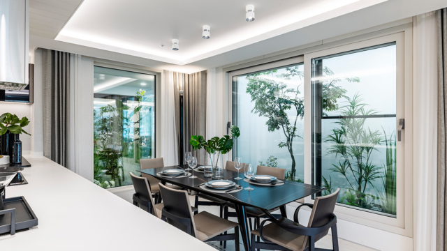 큰 창이 양면으로 나 있는 101㎡ 타입의 주방. 거실에도 2면에 큰 창이 있어 집이 더욱 넓어 보인다. 제천자이더스카이_자이브랜드매거진_비욘드아파트먼트