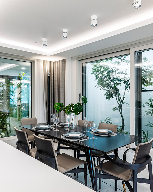 큰 창이 양면으로 나 있는 101㎡ 타입의 주방. 거실에도 2면에 큰 창이 있어 집이 더욱 넓어 보인다. 제천자이더스카이_자이브랜드매거진_비욘드아파트먼트