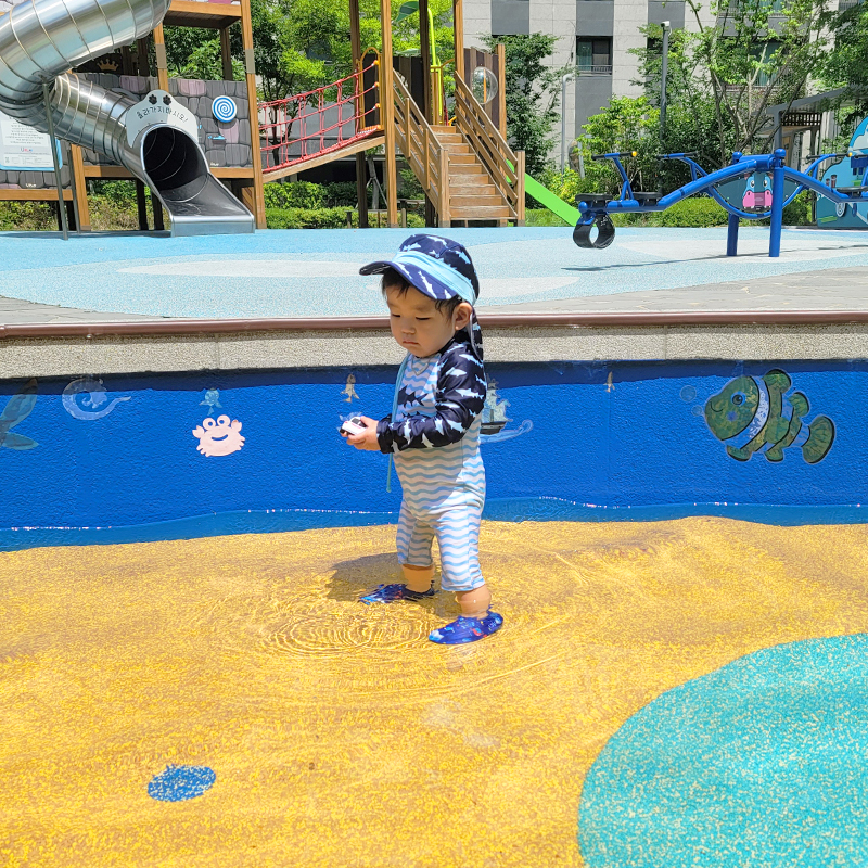 자이매거진-비욘드아파트먼트-평택센트럴자이-아파트-물놀이를 즐기는 유아의 귀여운 모습
