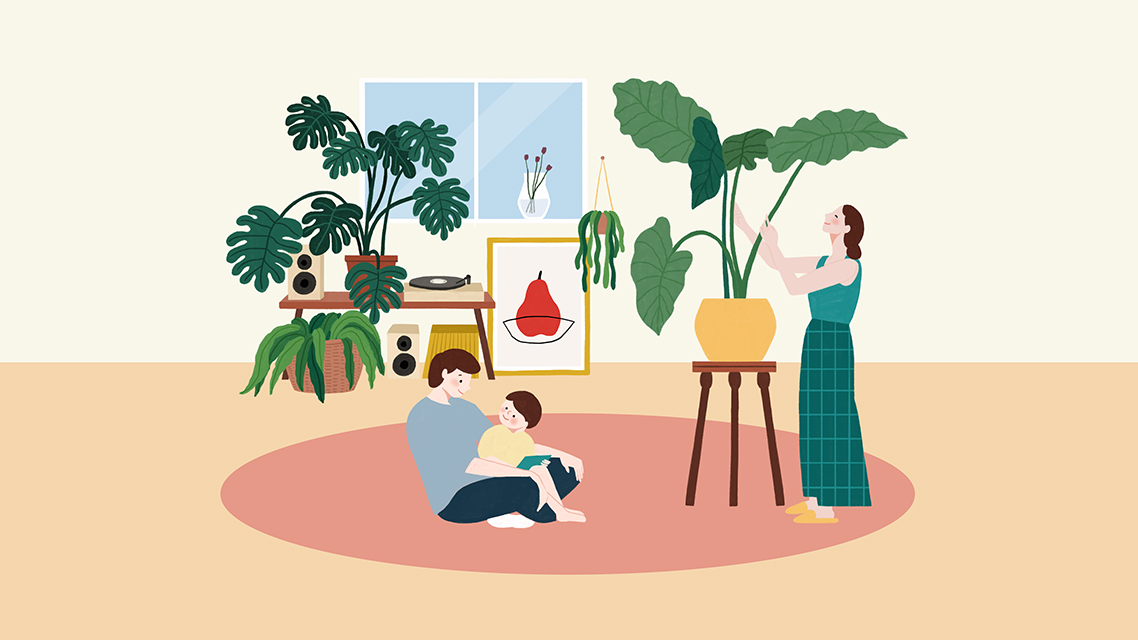 자이매거진-비욘드아파트먼트-플랜테리어-식물이 가득한 거실에 바닥에 앉아 아이를 무릎에 앉힌 아빠와 큰 식물 화분을 가꾸고 있는 엄마