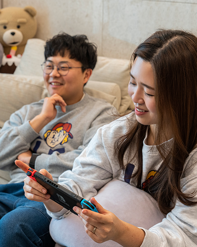 자이매거진-비욘드아파트먼트-피규어가 놓인 거실에서 닌텐도 게임을 즐기는 커플