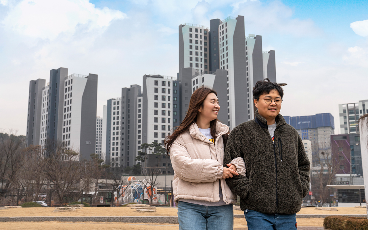 자이매거진-비욘드아파트먼트-대한민국 경기도 안양시에서 산책을 즐기는 커플