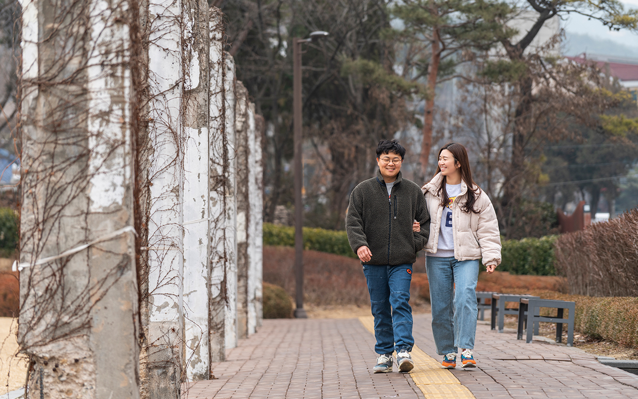 자이매거진-비욘드아파트먼트-대한민국 경기도 안양시 안양예술공원을 걷는 남자와 여자